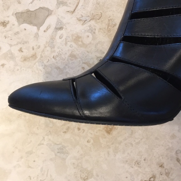 Stuart Weitzman Black Airliner bootie - Picture 2 of 9
